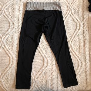 Wonder under crop w/mesh back. SIZE: 6